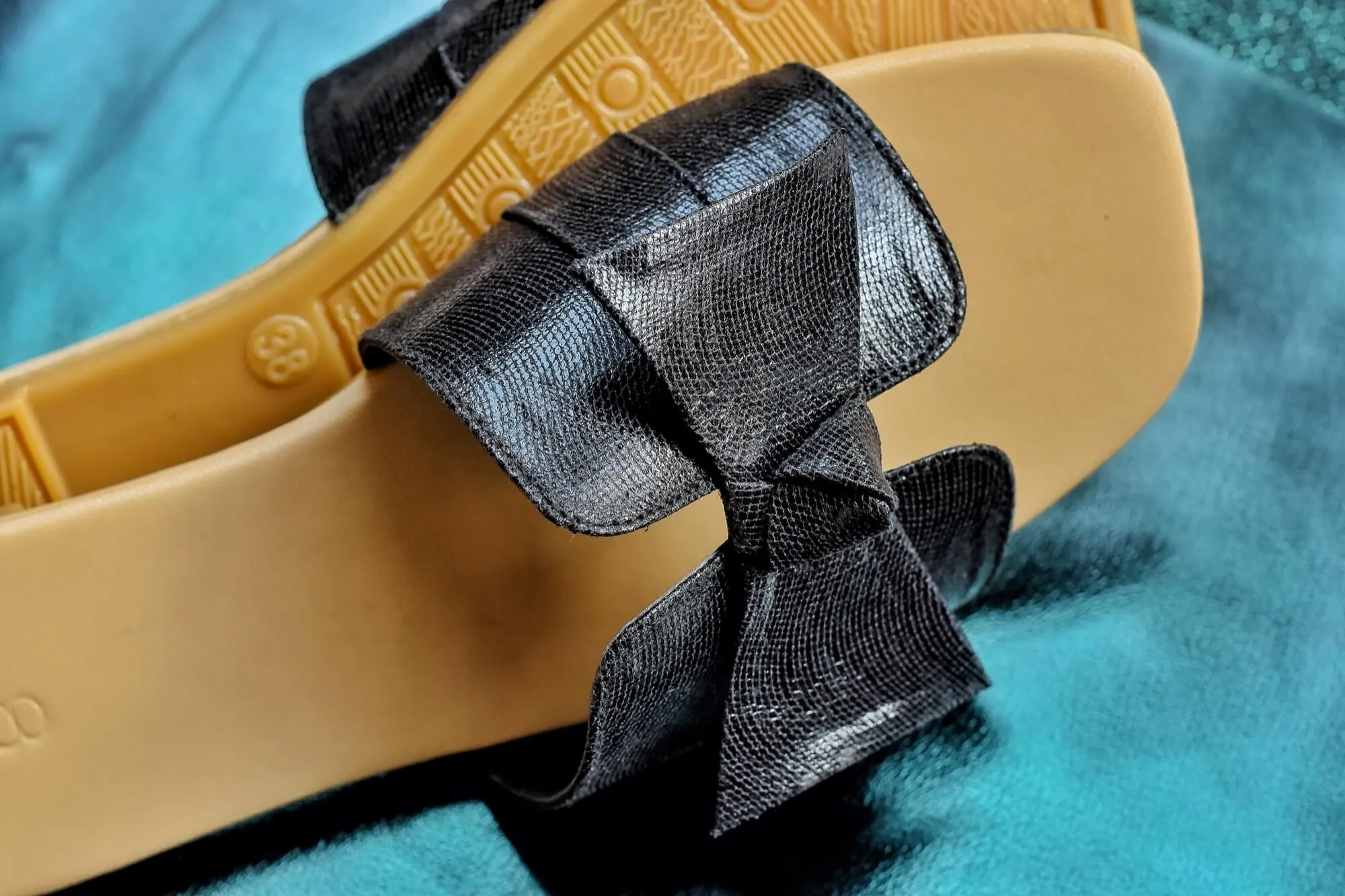 Slides | Black Bow